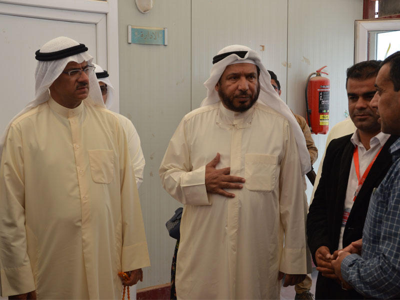 المعتوق متفقداً مخيمات النازحين العراقيين 