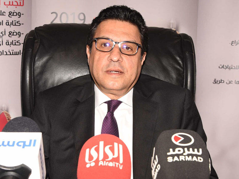 السفير المصري متحدثاً خلال المؤتمر الصحافي أمس