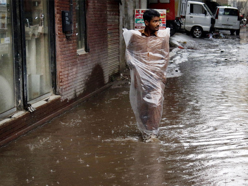 شارع غمرته المياه بعد هطول أمطار غزيرة في إسلام آباد