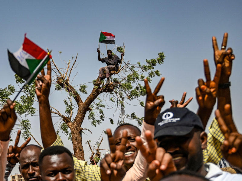 المتظاهرون السودانيون يهتفون بشعارات وعلامات النصر