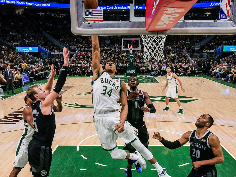 أنتيتوكونمبو نجم ميلووكي يسجل في سلة هيوستن 