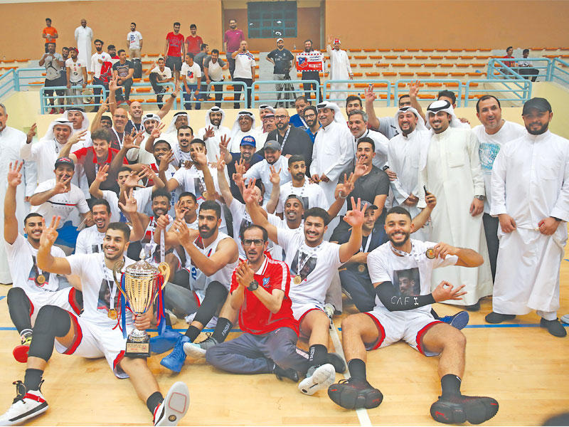 صورة جماعية لبطل الثلاثية