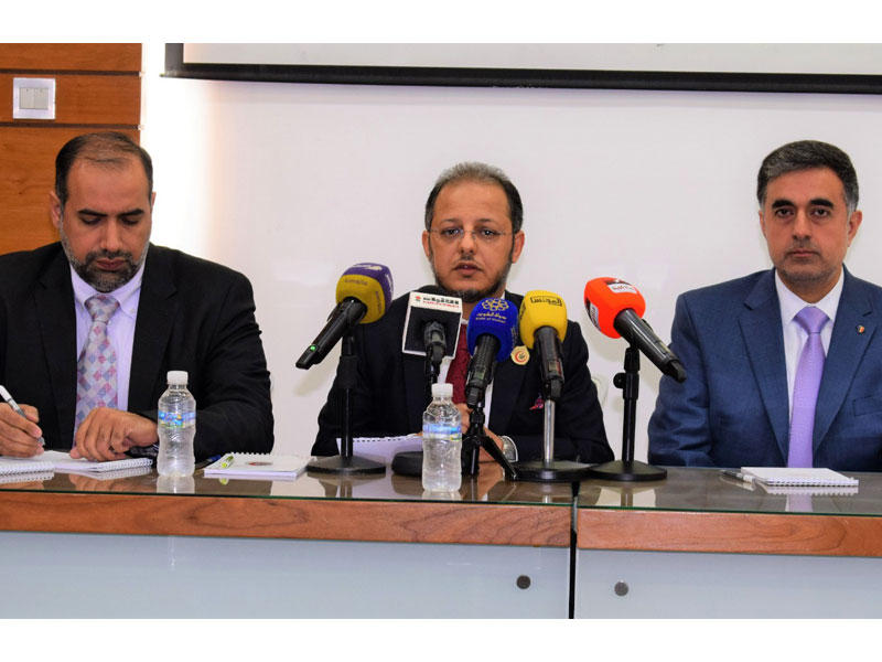 العنزي متحدثاً خلال المؤتمر الصحافي