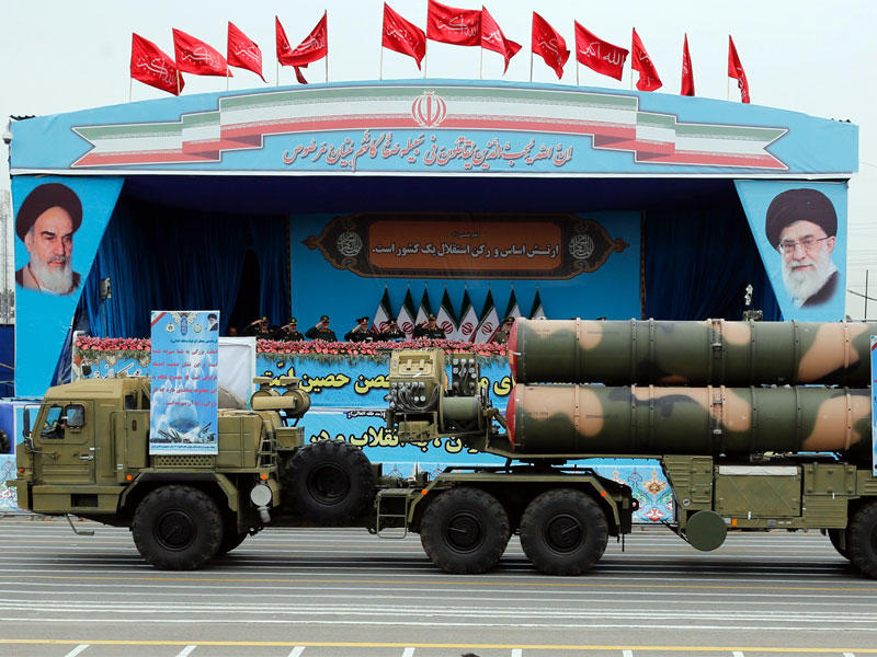 بطاريات «S300» الدفاعية الروسية خلال استعراض بمناسبة «يوم الجيش» في طهران أمس (إرنا)