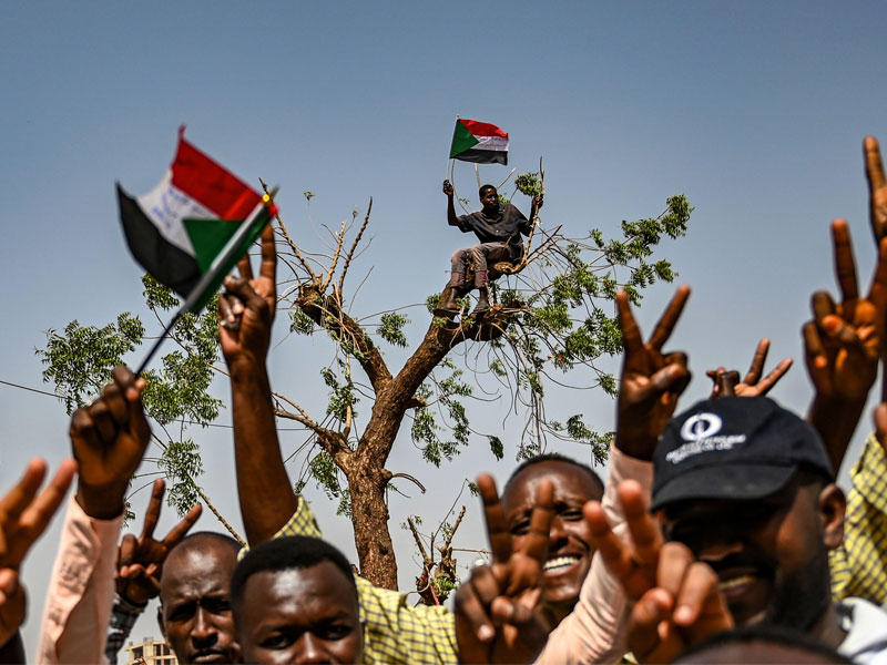 سودانيون يواصلون اعتصامهم أمام مقر القيادة العامة للجيش في الخرطوم أمس الأول (أ ف ب)