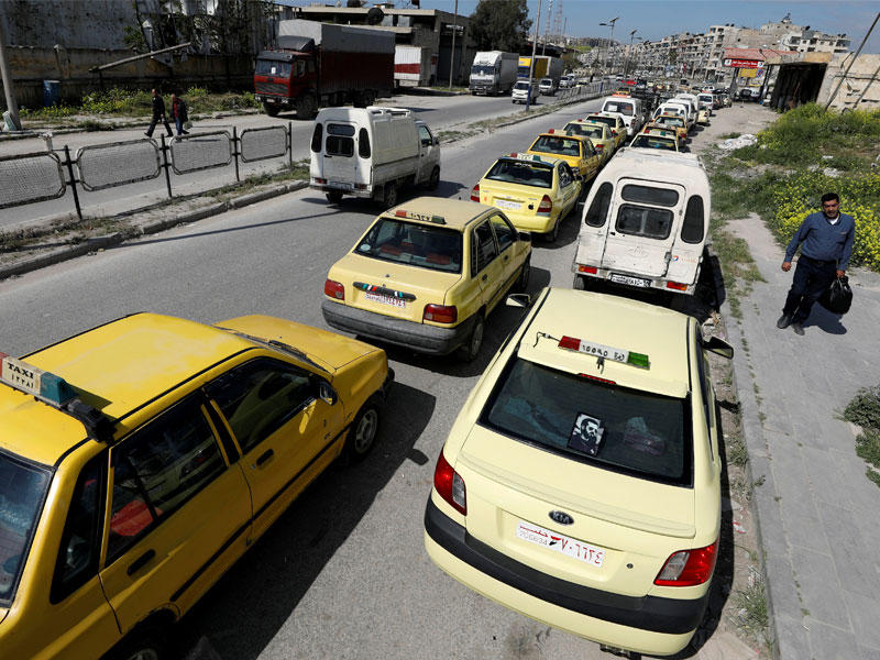 تقف السيارات في طابور عند محطة بنزين تنتظر الوقود في حلب ، سوريا