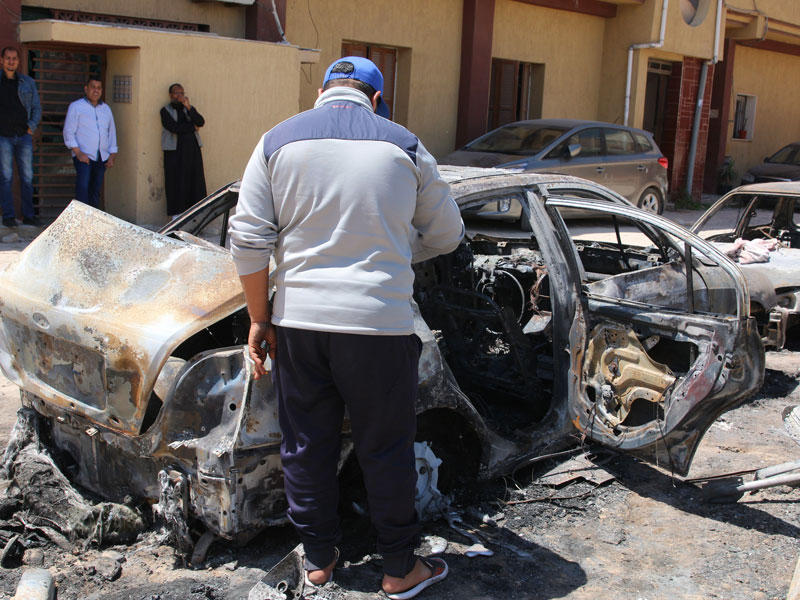 أشخاص يتفقدون الأضرار بعد القصف ليلاً على منطقة أبو سليم الجنوبية ، طرابلس ، ليبيا