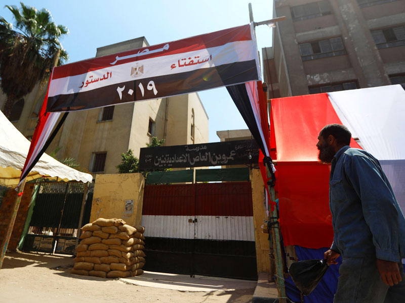 مصري يمر أمام لجنة تصويت في القاهرة أمسt(رويترز)