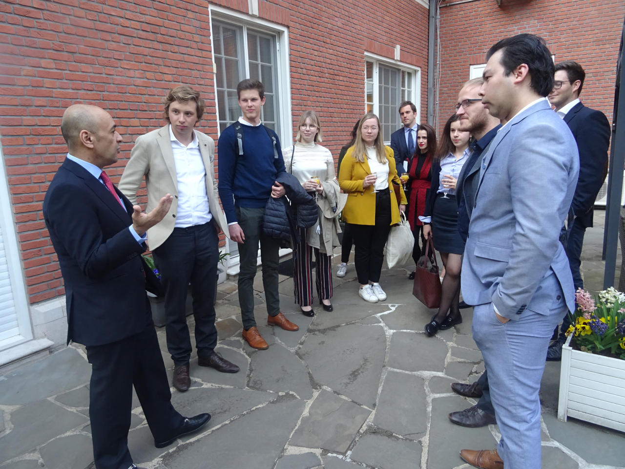 السفير جاسم البديوي مع الطلاب