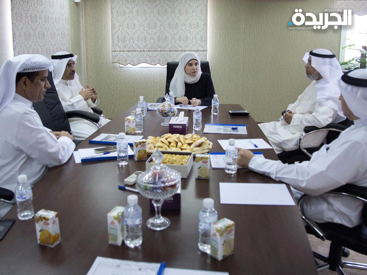 بوشهري تستمع إلى شرح عن مراحل المشروع