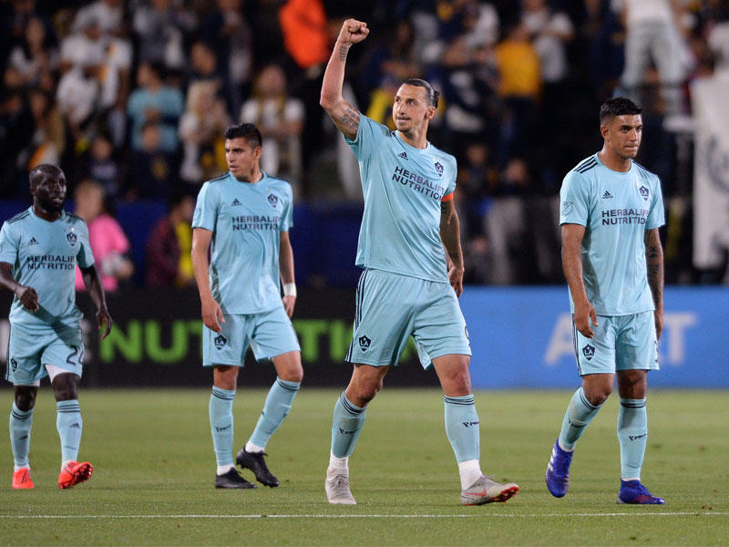 إبراهيموفيتش يحتفل بعد إحرازه هدفاً من ركلة جزاء