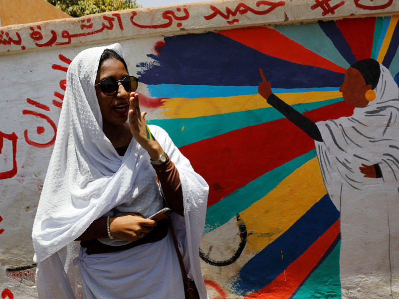 آلاء صلاح «أيقونة الثورة» التي اشتهرت بأغانيها الحماسية خلال التظاهرات أمام مقر القيادة العامة في الخرطوم أمس (رويترز)