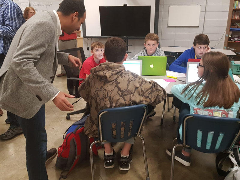 الفرحان يطلع على أحد الفصول الذكية في مدرسة أميركية