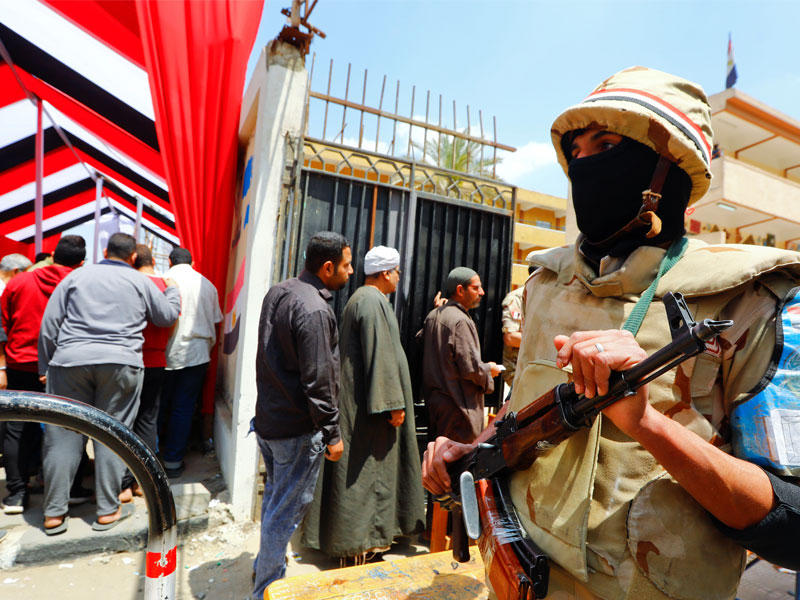 جندي مصري يحرس لجنة انتخابية في القاهرة أمس (رويترز)