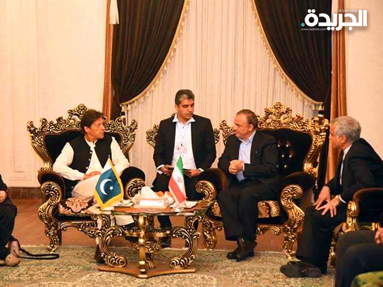 عمران خان خلال استقباله في مدينة مشهد قبل توجهه إلى العاصمة طهران