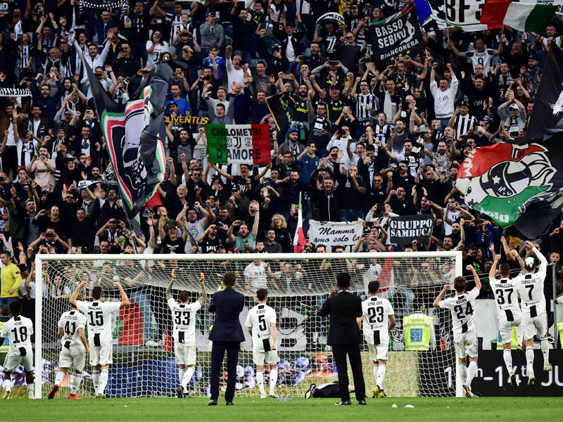 فرحة لاعبي يوفنتوس بعد الفوز على فيورنتينا