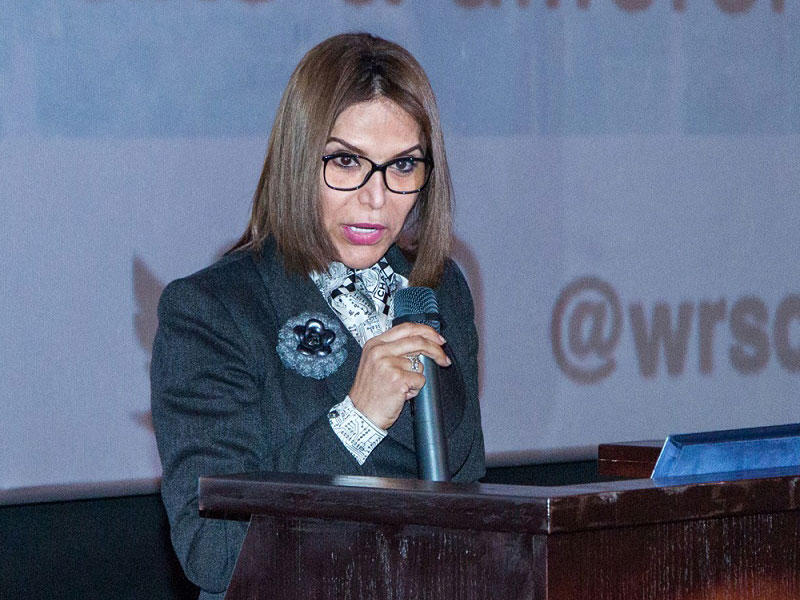 البحر متحدثة