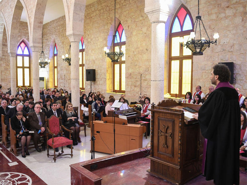 جانب من قداس عيد الفصح بكنيسة حلب أمس (أ ف ب)