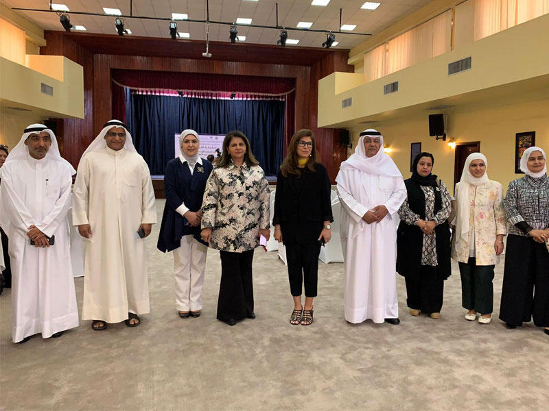 العوضي تتوسط المشاركين في الحملة