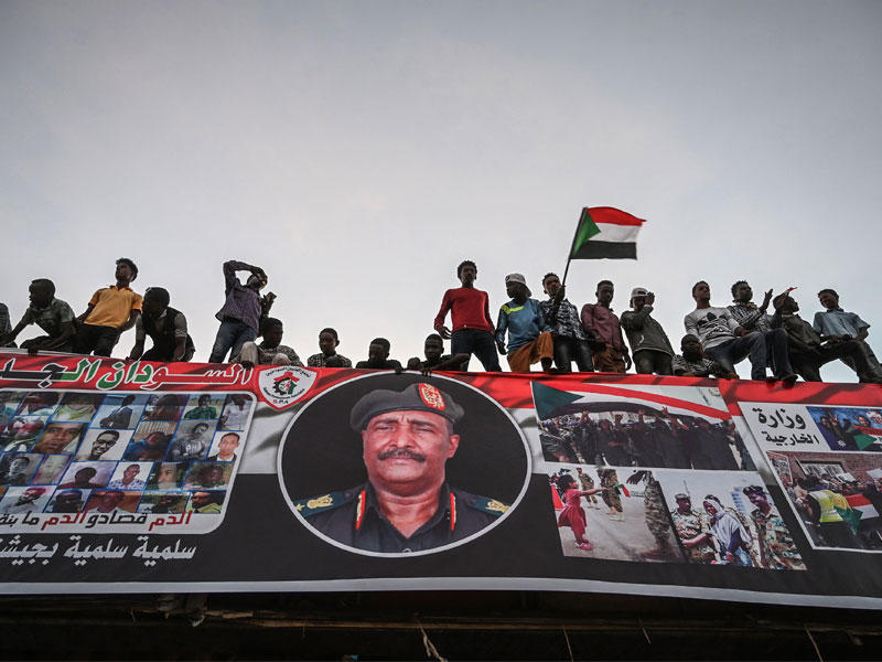 سودانيون يحتفلون قرب مقر القيادة العامة في الخرطوم أمس الأول (أ ف ب)