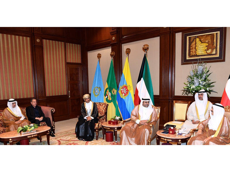 صاحب السمو مستقبلاً المشاركين في الملتقى الإعلامي أمس