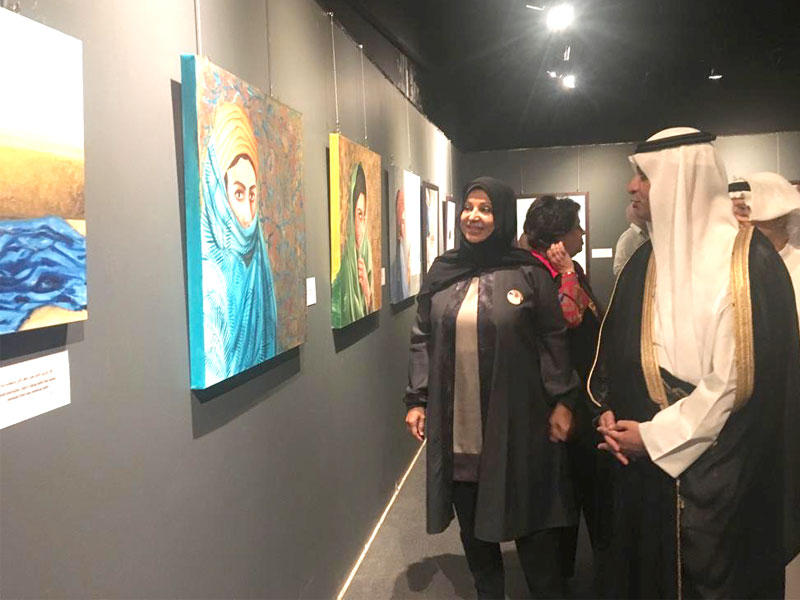 الدويش وبوخمسين خلال جولة في المعرض