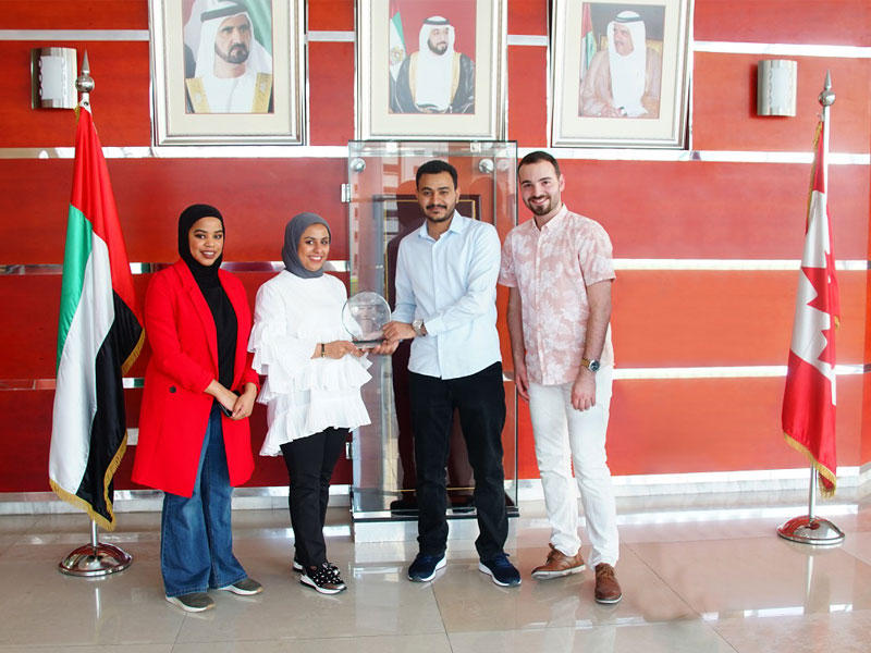 تكريم طالبتين فائزتينn