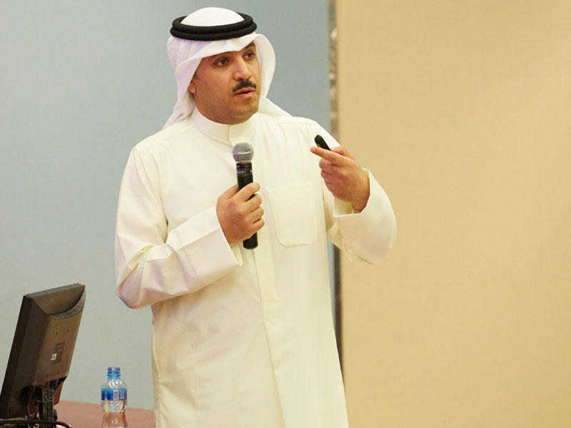 الهاشل متحدثاً خلال المحاضرة