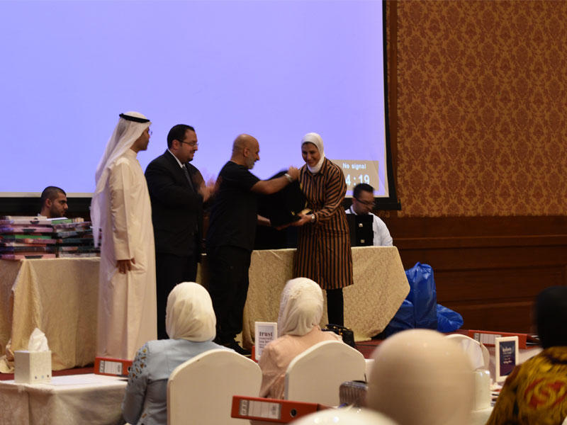 «التجارية العقارية» متمثلة بفاطمة معرفي تتسلم درع التكريم