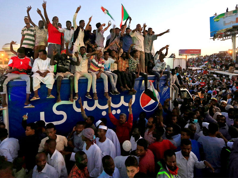 متظاهرون يواصلون اعتصامهم أمام مقرّ القيادة العامة وسط الخرطوم أمس الأول (رويترز)