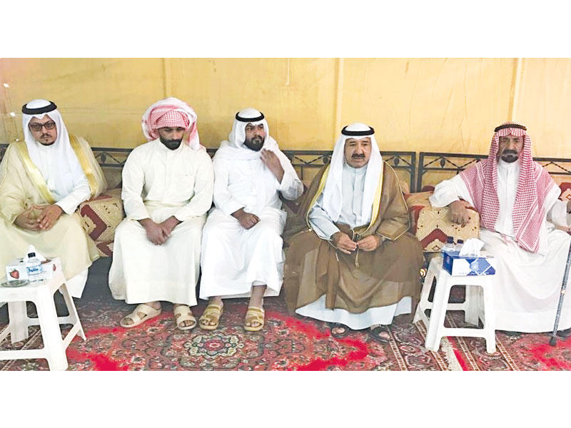  ناصر الصباح يقدم واجب التعزية لذوي الفقيد العنزي