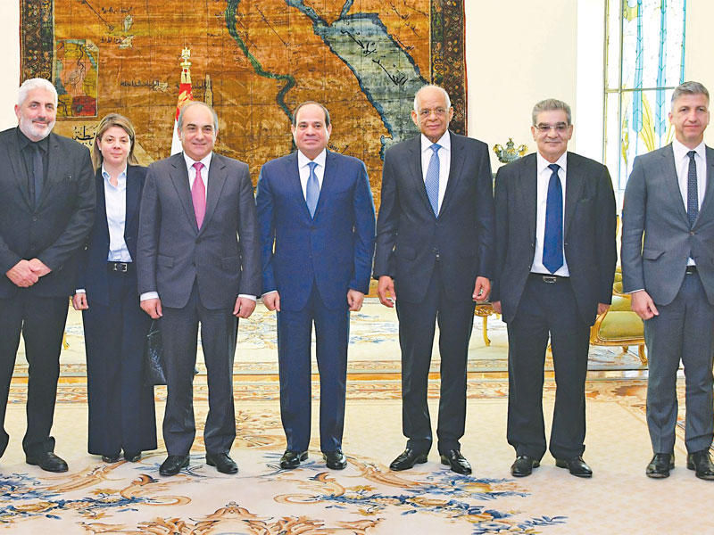 السيسي مستقبلاً رئيس البرلمان القبرصي ديميترس سيلوريس في القاهرة أمس (رئاسة الجمهورية)
