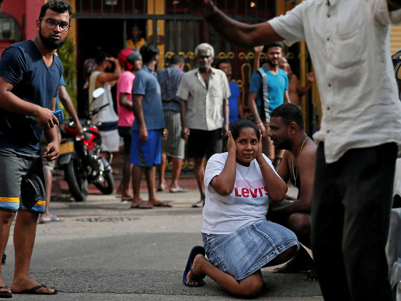  سريلانكيون يهرعون خارج منازلهم بطلب من الشرطة قبل دقائق من انفجار سيارة مفخّخة أمام كنيسة في كولومبو أمس t(رويترز) 