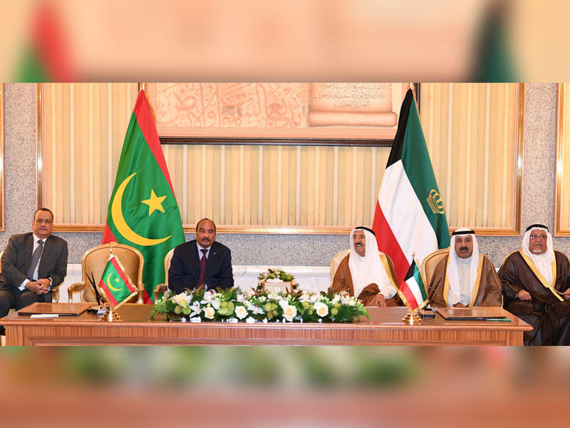 صاحب السمو والرئيس ولد عبدالعزيز خلال توقيع اتفاقيات التعاون أمس 