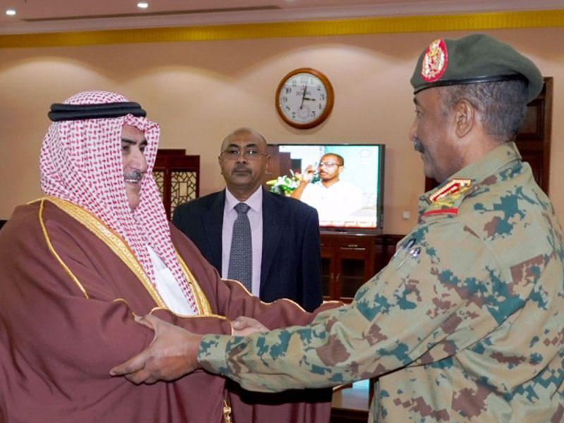 رئيس المجلس العسكري الانتقالي السوداني مستقبلاً وزير الخارجية البحريني في الخرطوم أمس (بنا)