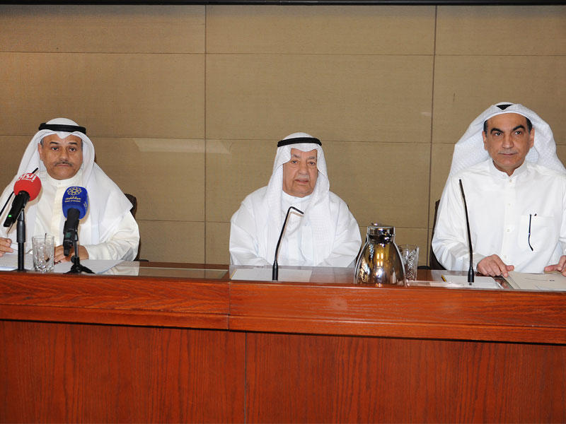 الغانم في الوسط مترئساً الجمعية العامة لغرفة التجارة