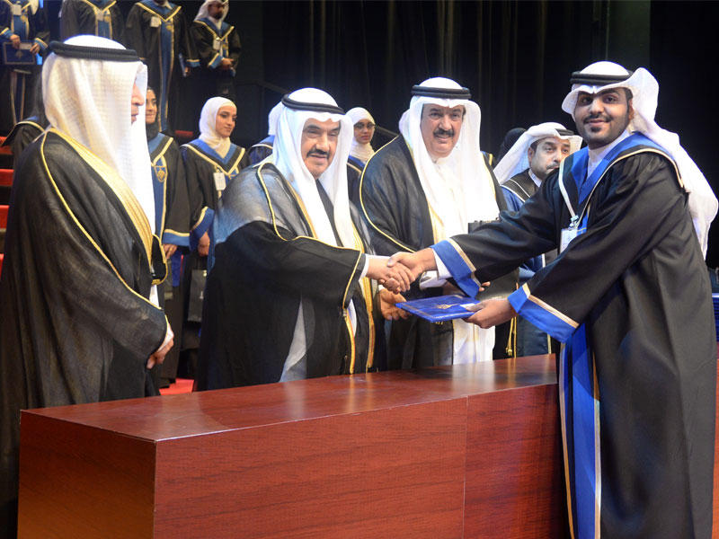  المحمد مكرماً أحد الطلبة