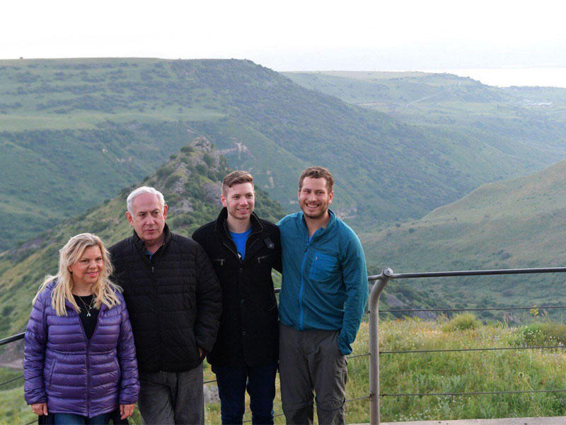 نتنياهو وزوجته سارة ونجلاهما في كفرناحوم بالجولان السوري المحتل