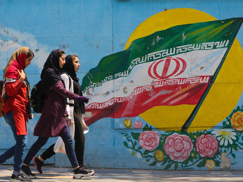 إيرانيات في وسط طهران أمس (أ ف ب)