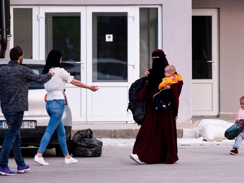 كوسوفية عائدة من سورية تغادر مركز احتجاز أمس الأول    (أ ف ب)