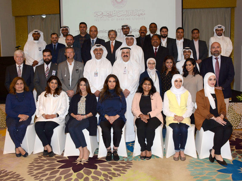 لقطة جماعية مع المشاركين في الحلقة