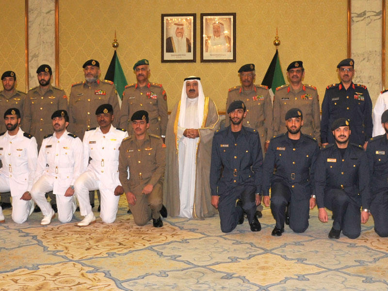 ناصر الصباح متوسطاً الضباط المرقين أمس