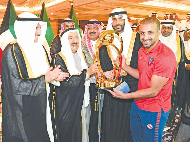 الأمير يسلم الكأس لقائد فريق الكويت بحضور مرزوق وخالد الغانمn