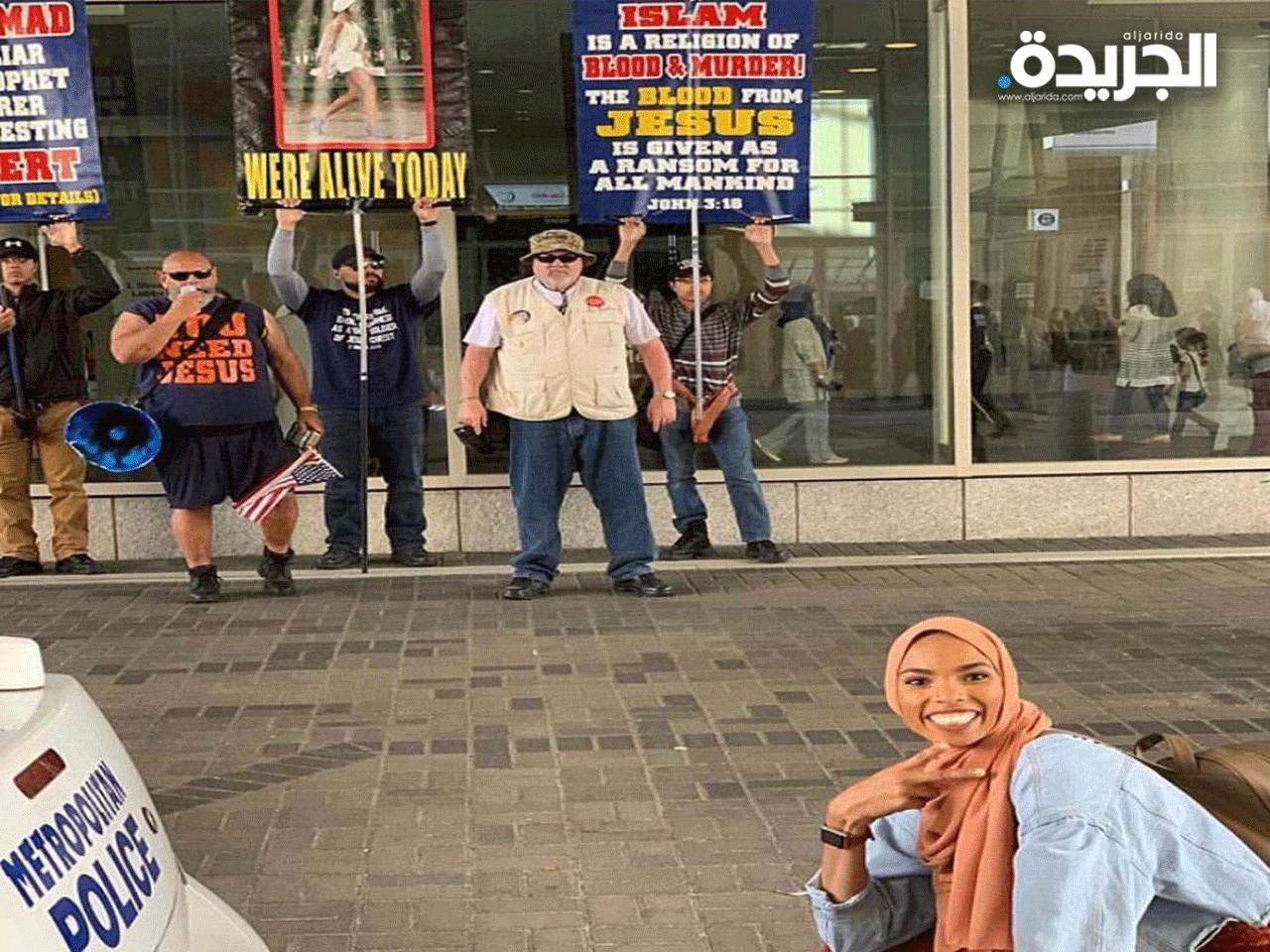 صورة الشابة شيماء إسماعيل أمام تظاهرة «معادية للمسلمين»