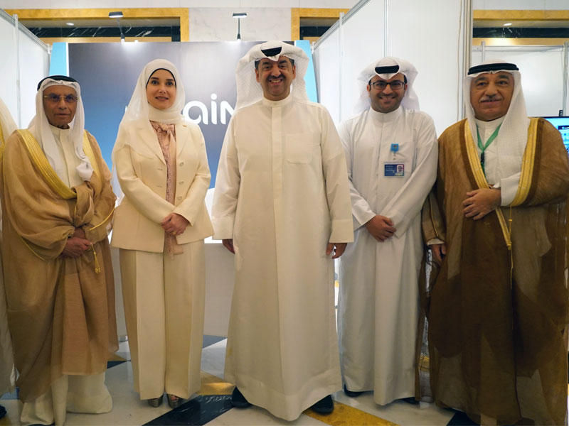 د. جنان رمضان وم. عبدالرحمن الغنيم مع وليد الخشتي في جناح «زين» 