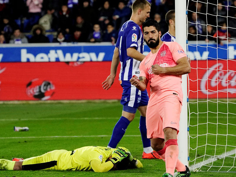 سواريز نجم برشلونة يحتفل بهدفه