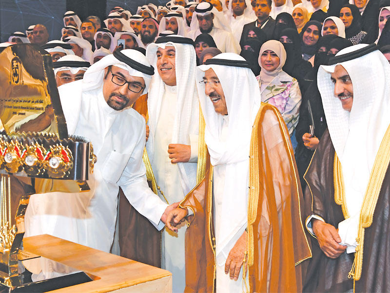 ... وسموه يتلقى هدية تذكارية