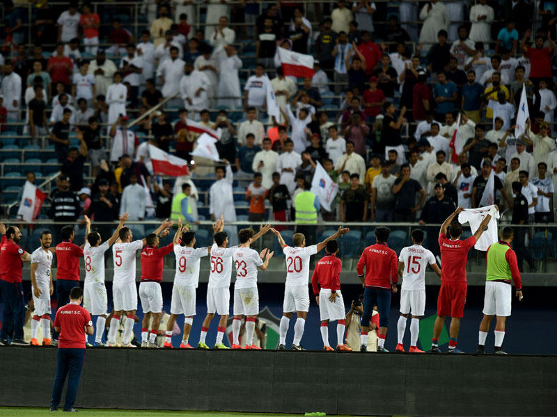 لاعبو الأبيض يحيون الجماهير التي ساندتهم