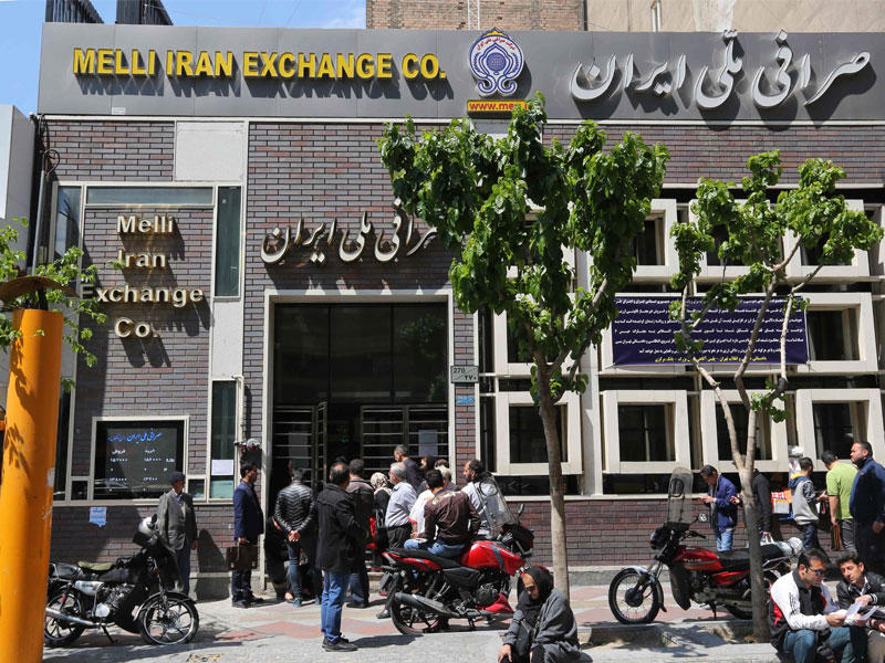 إيرانيون بمحيط صرافة وسط طهران أمس (أ ف ب)n