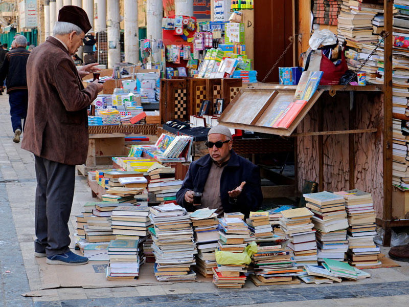 رجل يبيع الكتب في شارع المتنبي في بغداد (رويترز)n